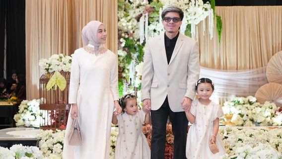 How Atta Halilintar and Aurel Hermansyah Limit Gadgets for Children