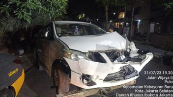 Lack Of Concentration, Toyota Innova Driver In South Jakarta Hits 6 Motorcyclists