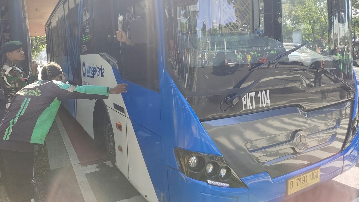 Aksi Damai Ojol Dimulai di Kawasan Monas, Transjakarta Tetap Beroperasi