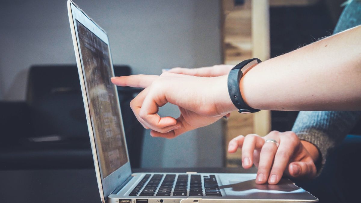 Working With Technology All Day, These Are 5 Hand Stretches You Need To Do