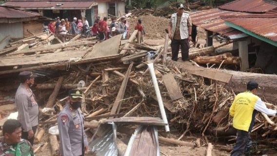 4 Villages De Padang Lawas Sumut Frappés Par Des Crues Soudaines, L’électricité Est Cassée, Des Matériaux En Bois Endommagés Dans Les Maisons Des Gens