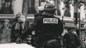 かつてのメインシアターの偽の剣がマンチェスターのキャンパス襲撃で武装警察の犯人になりました