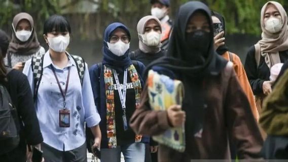 Erupsi Gunung Raung Picu Hujan Abu di Jember, Warga Dapat Masker