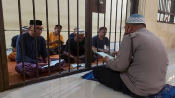 Alhamdulillah, Polisi di Kolaka Utara Ajari Tahanan Mengaji dari Balik Sel