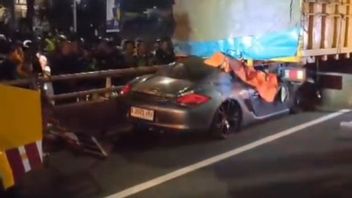 Porsche Cayman s’est heurté par un camion en GT Kuningan, un conducteur décédé sur les lieux