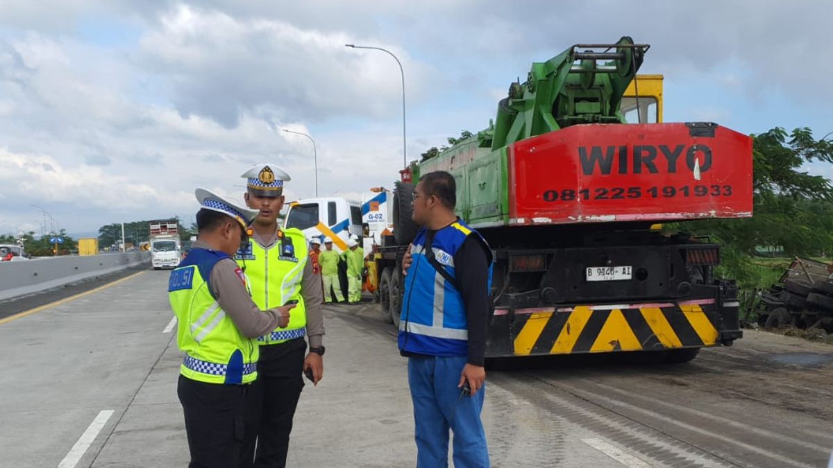The Process Of Evacuating Trucks For Semarang-Solo Toll Accident Victims, Police Use Cranes