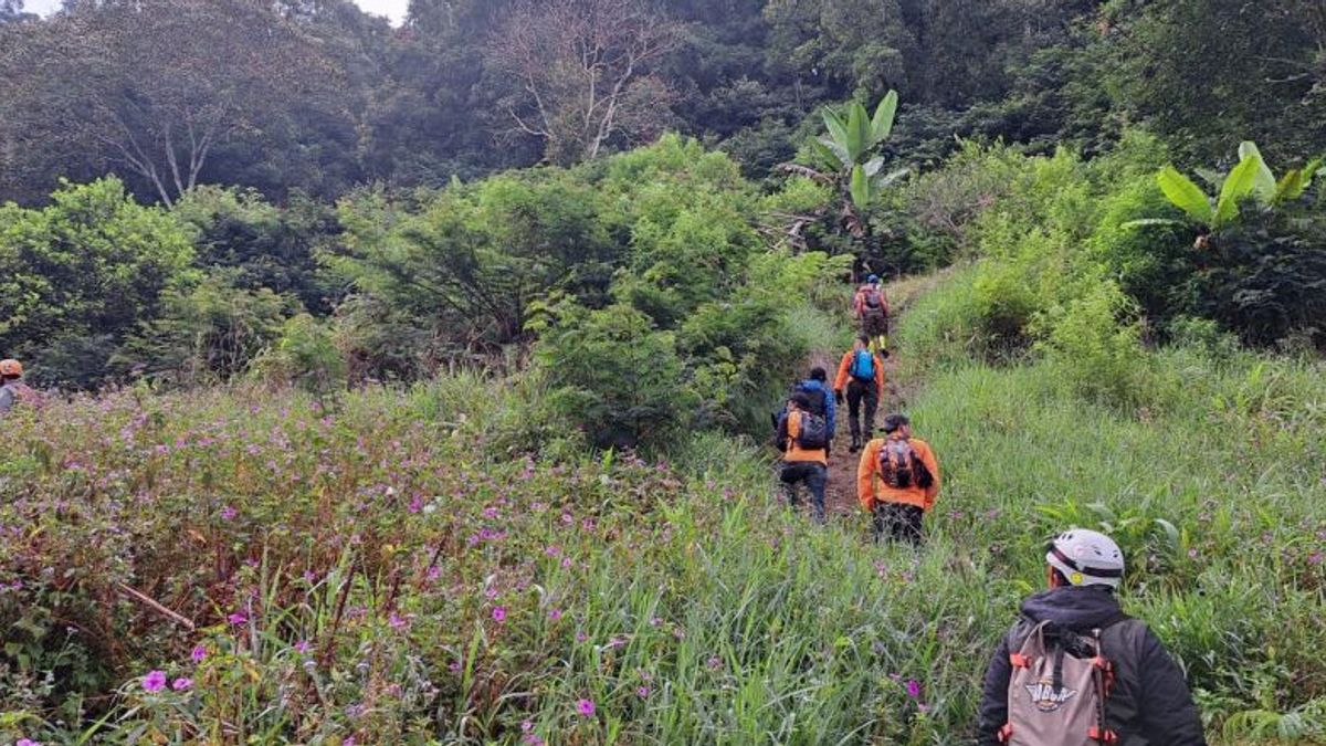 SAR Team Searches For 2 Missing Climbers In Bandung Skull Valley