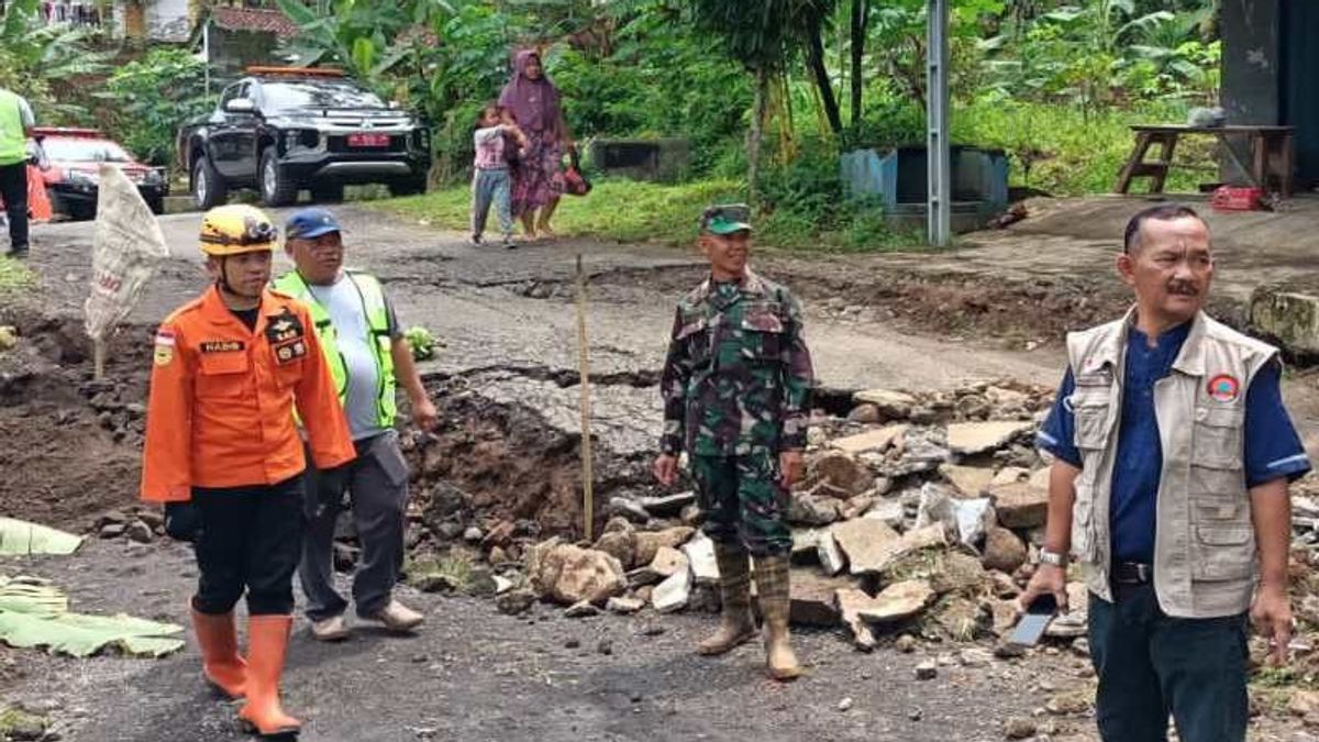 カリウィロ - ワダスリンタンウォノソボ接続道路は、移動する土地のために地味になり、車は通過することが禁止されています