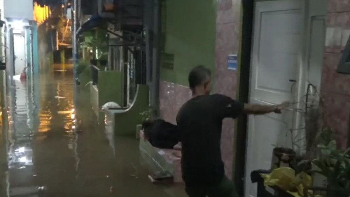Kali Ciliwung Meluap, Banjir Setinggi 1,2 Meter Rendam Permukiman di Kampung Melayu