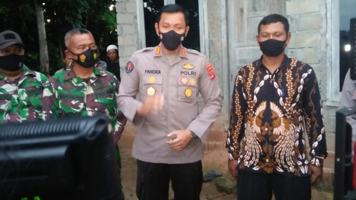 恐怖分子Upik Lawanga，Aka Udin Bebek在房屋掩体中保持枪支，削尖和射箭