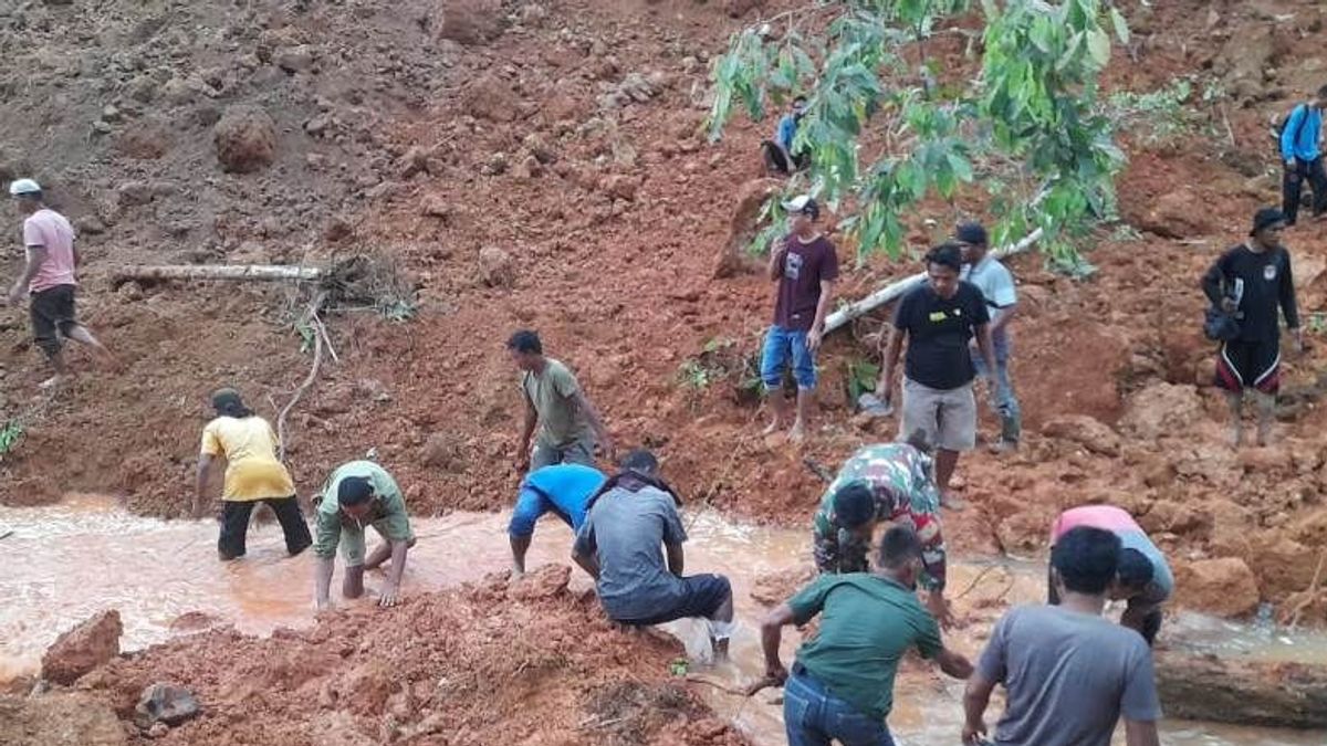 القوات المسلحة الوطنية الإندونيسية - Polri تساعد في البحث عن رئيس قرية مدفون بسبب انهيار أرضي بسبب تعدين الذهب غير القانوني في ناجان رايا