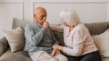 注意して、RSV感染のリスクが高い高齢者は合併症を引き起こす可能性があります