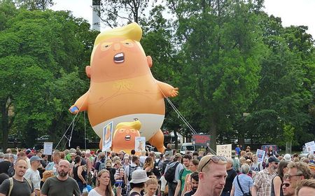 Trump akan Abadi dalam Bentuk Balon Bayi Raksasa