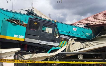 Rem Blong, Crane Proyek Seruduk 1 Rumah dan 2 Kendaraan di Labuan Bajo