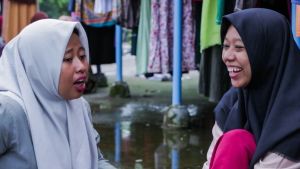 Bantu Distribusikan Film Dokumenter Pesantren di Bioskop, Lola Amaria Berharap dapat Barokah 