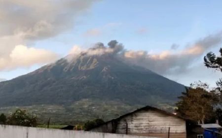 Gunung Kerinci Kembali Erupsi, Arah Abu Condong ke Timur dan Tenggara