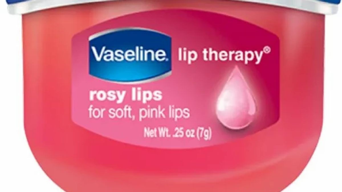 تعرف على بلم الشفاه: مكونات وفوائد وتوصيات أفضل منتج من Vaseline