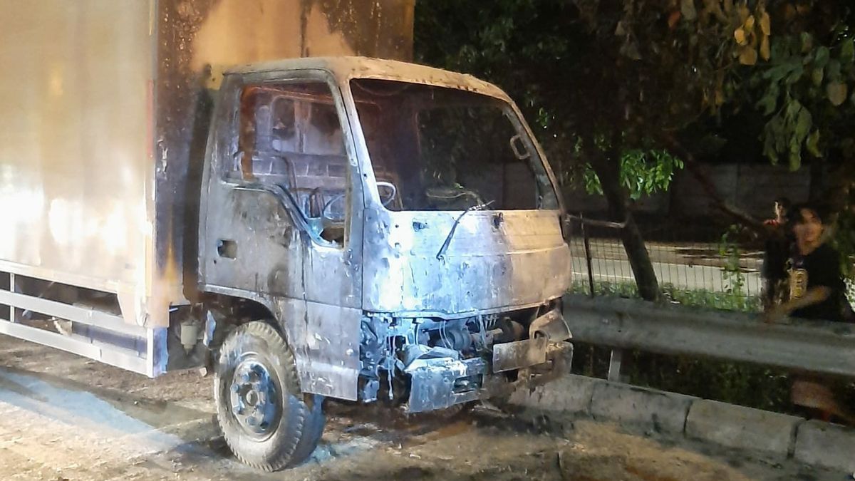 Terjadi Korsleting Listrik Pada Mesin, Mobil Boks Hangus Terbakar di KM 33 Cipayung Arah Kampung Rambutan