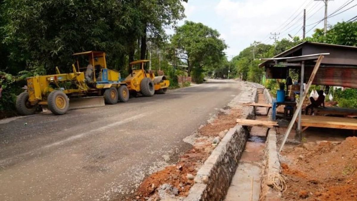 Reconstruction Of Jalan Yasin Limpo Gowa Which Was Heavily Damaged Entering The Drainage Excavation Stage