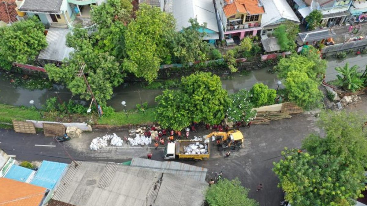 Jebol Embankment Causes Floods In Major General Sungkono Surabaya