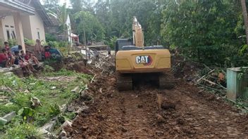 Hambat Aktivitas Petani dan Pedagang, Jalan Ambles  70 Meter di Lebak Banten Diperbaiki