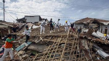 Puing-puing Rumah Ambruk Akibat Gempa Cianjur Mulai Dibersihkan