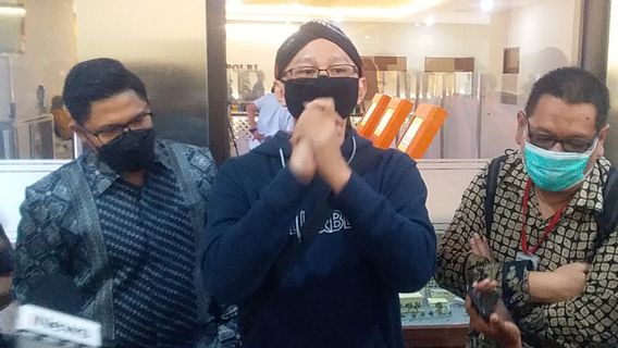 Setelah Diperiksa Polisi 4 Jam, Abu Janda Ingin Temui Natalius Pigai