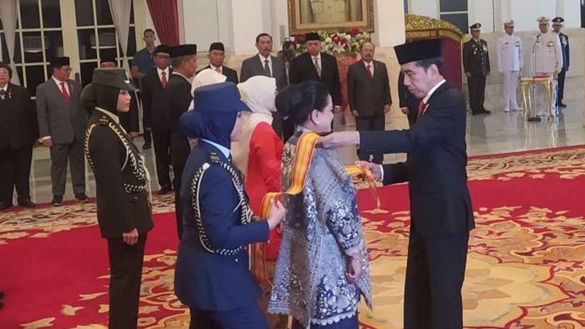 总统向伊里亚娜·佐科威颁发了印度尼西亚共和国阿迪普拉达纳明星名誉勋章