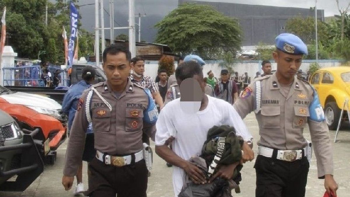 加东甘警察在巴布亚森塔尼开馆期间被捕