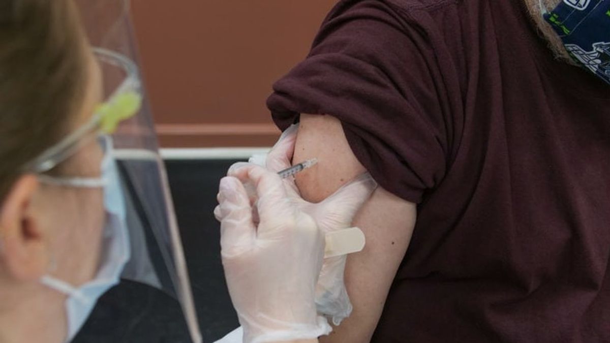 لماذا Prokes وصحية، مدير مركز التسوق يقدم التطعيم في مول