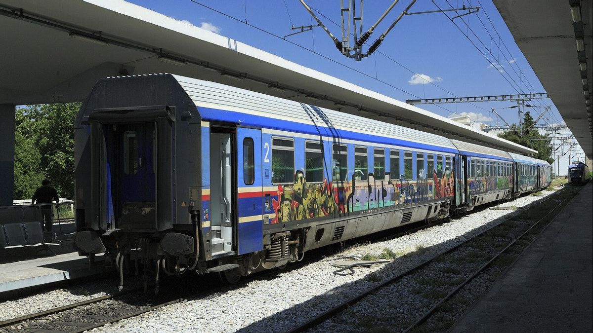 ارتفع عدد ضحايا وفاة تصادم قطار في اليونان إلى 38 شخصا: استقالة الوزير واعتقال رئيس المحطة