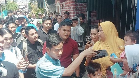 Gibran Blusukan di Warakas Tanjung Priok, Bagi-bagi Buku