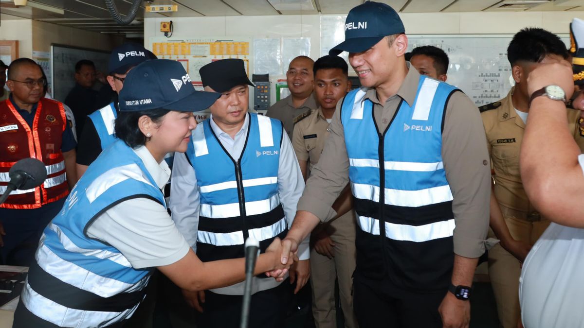 Menko AHY Sapa Penumpang KM Labobar di Pelabuhan Tanjung Priok