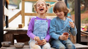 6 conseils pour aider les enfants à avoir plus confiance en eux lorsqu'ils font des amis et se socialisent