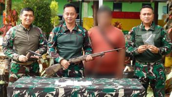 TNI, 인도네시아-파푸아 뉴기니 국경에서 2개의 총기와 6개의 탄약을 압수하다.