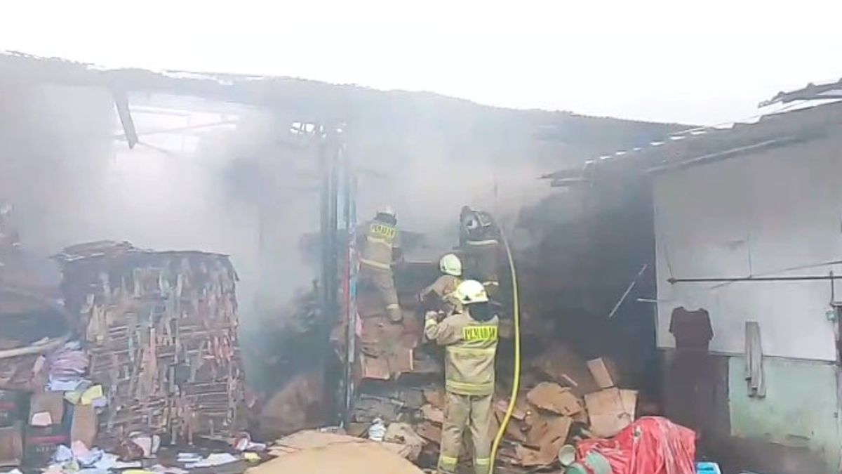 codile d'un magasin de carreaux à Ciracas Hangus brûlé, les pompiers refroidissent toujours