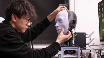 جاكرتا - يمكن لروبوت emo من جامعة كولومبيا التنبؤ بتعبيرات الوجه البشري وتقليدها بسرعة