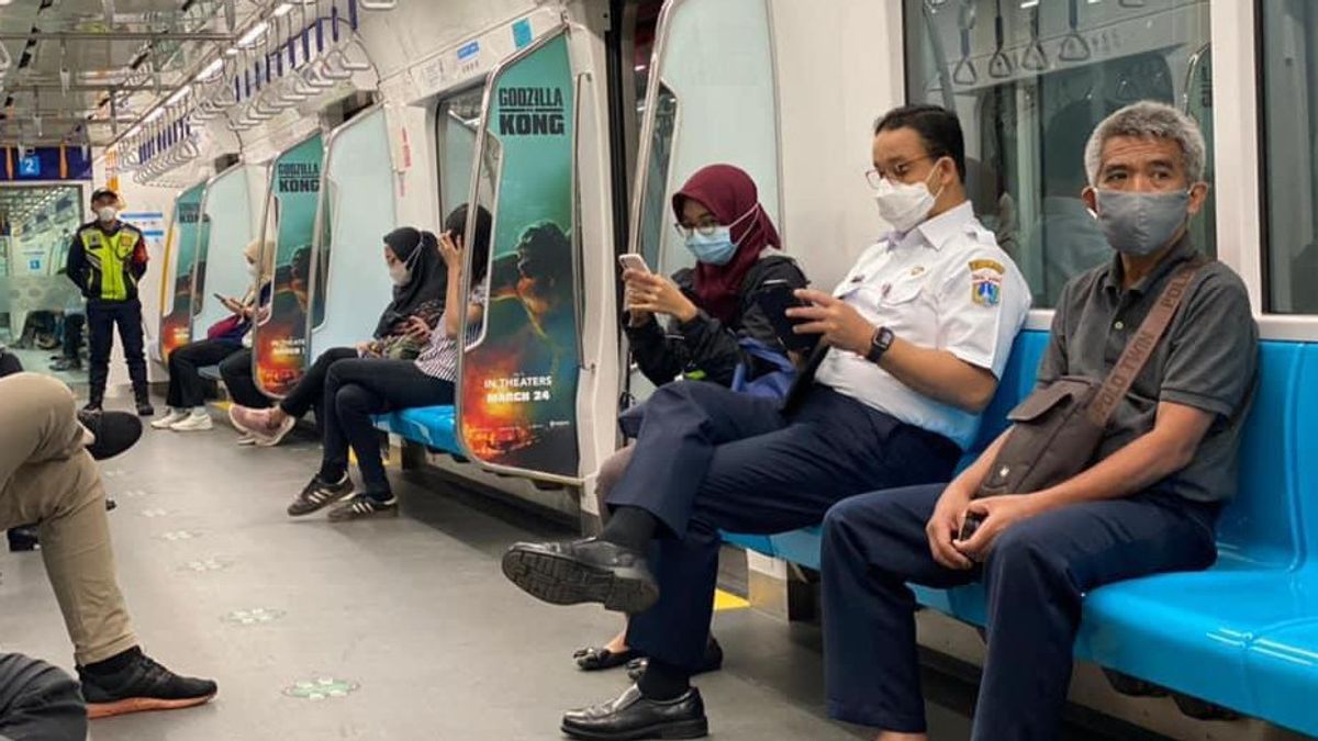 Anies Goes To Work by MRT, Netizens: I Hope I Can Meet You In Person