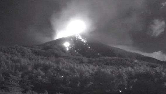 噴火の5週間、スルトのカランゲタン山はまだスタンバイ状態です