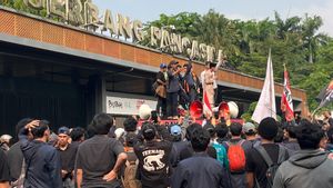 Massa Demo Depan DPR Terpecah, Orasi Tetap Kondusif Pindah ke Gerbang Pancasila