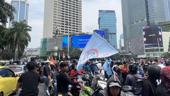 마디아 세나얀 경기장을 향해 대규모 행진을 벌이는 노동자들의 차량 경적 소리 