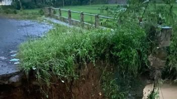 تفكك بسبب الأمطار الغزيرة ، مكتب PUTR يبني جسر الطوارئ الذي يربط بين Cianjur-Sukabumi