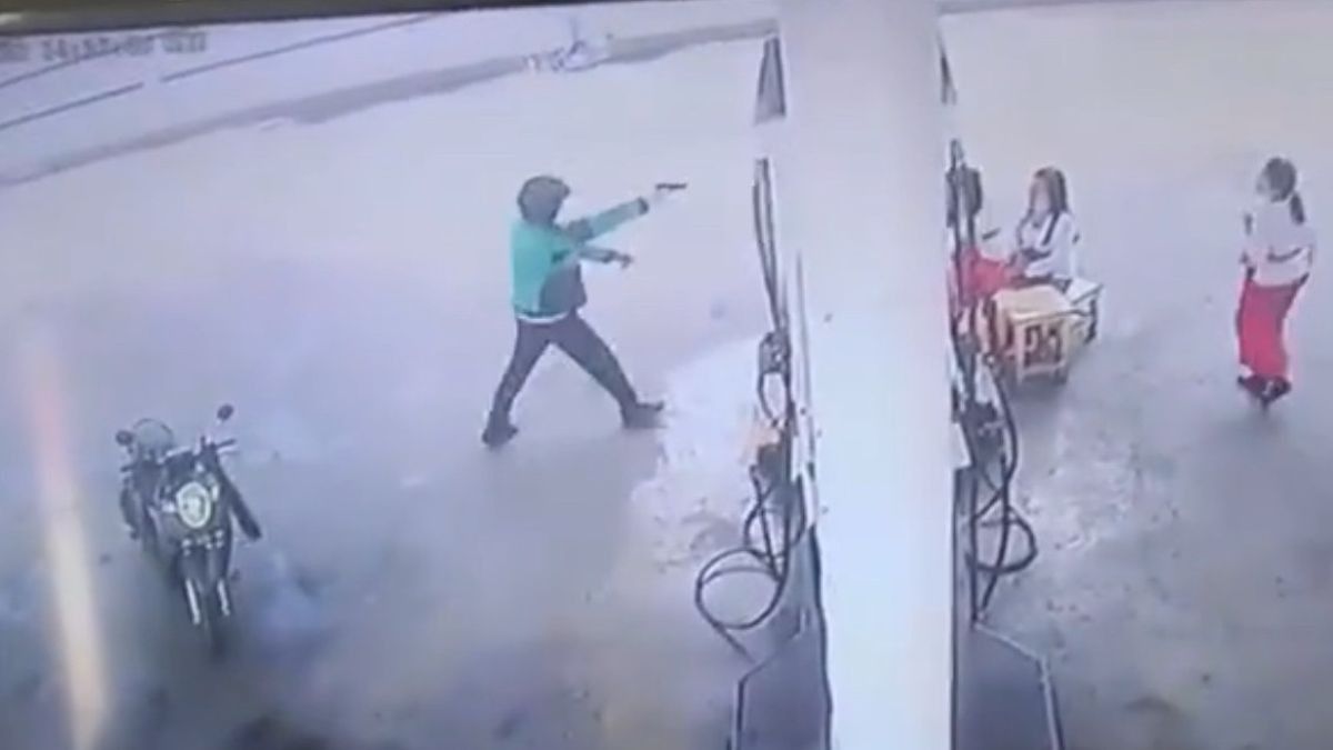 バリ島のガソリンスタンドの役員、トドンであるオジョールのジャケットを着た男が逮捕され、彼の銃はおもちゃであることが判明