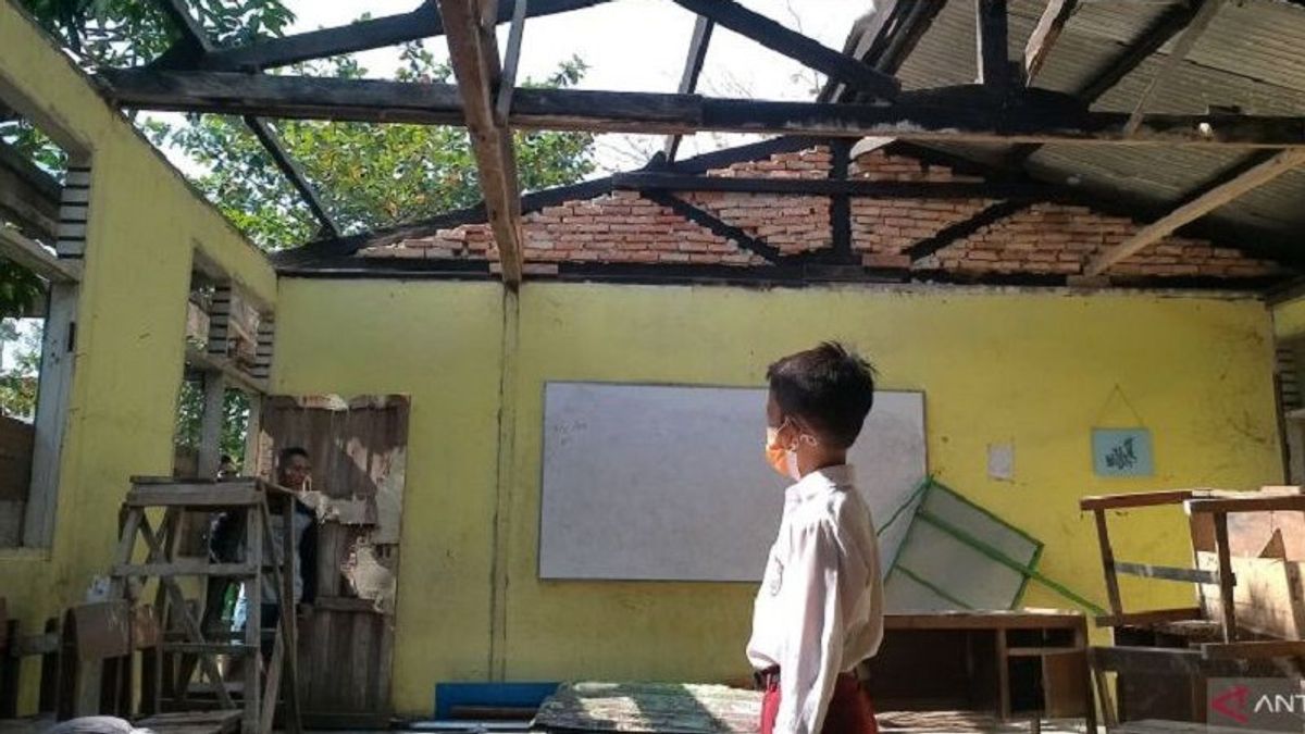 Thief Gondol 30 Sheets Of Zinc From The Roof Of An Elementary School In Desa Baru Riau, Principal: Previously The Water Pump Was Also Stolen