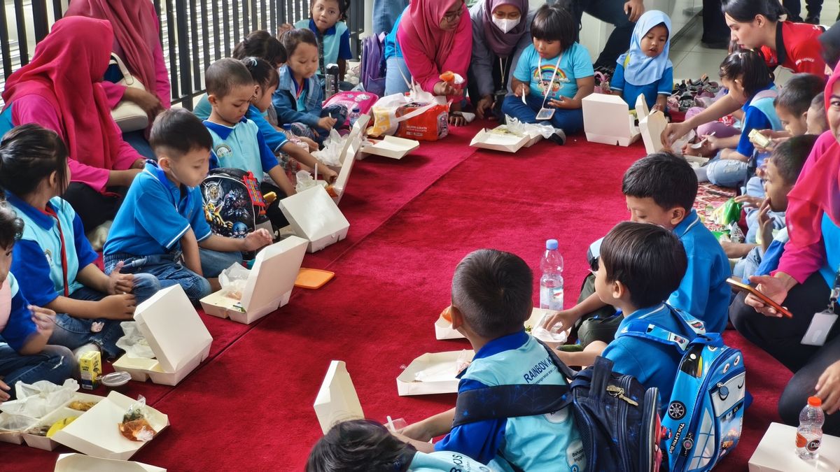 Support Government Program, KAI Distributes Nutritious Food To Jabodebek LRT Edutrain Participants