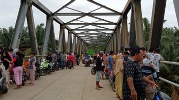 Dharmasraya Residents Jump From The Bridge To Batang Hari River