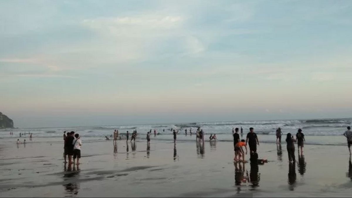 Berita Bantul: Dispar Bantul Mengatakan Pantai Selatan Bukan Untuk Wisata Mandi di Laut