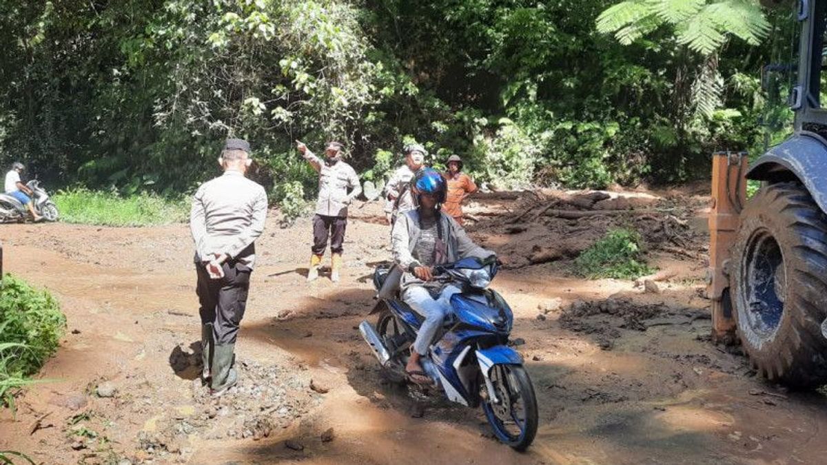 Had Disconnected Due To Landslide, Access Road To Talu Pasaman Barat Can Be Crossed By Vehicles
