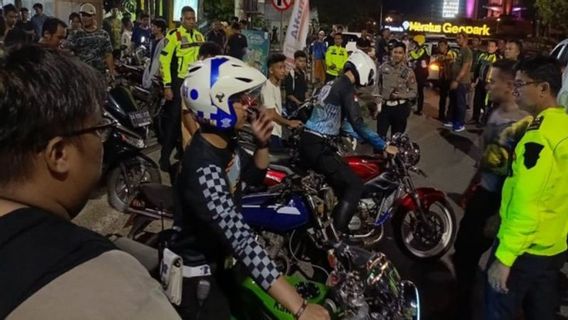 بانجاربارو - قامت الشرطة بتأمين عشرات الدراجات النارية التي يملكها الشباب الذين يريدون السباق غير القانوني في بانجاربارو