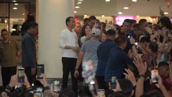 Jokowi dîner au Megamall Manado, Des internautes passionnés pour prendre des photos